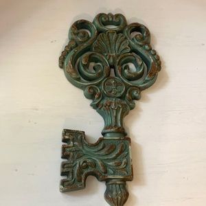 FARM HOUSE GIANT KEY